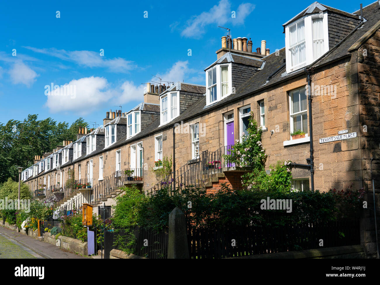 Vista esterna della fila di stile colonia di case a schiera a Stockbridge, Edimburgo, Scozia, Regno Unito Foto Stock