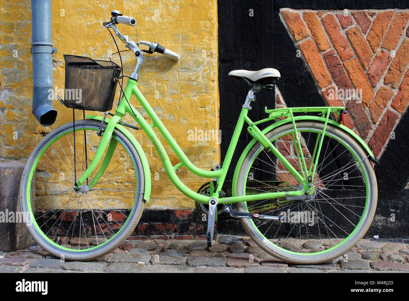 Una bicicletta appoggiata su una parete Foto Stock