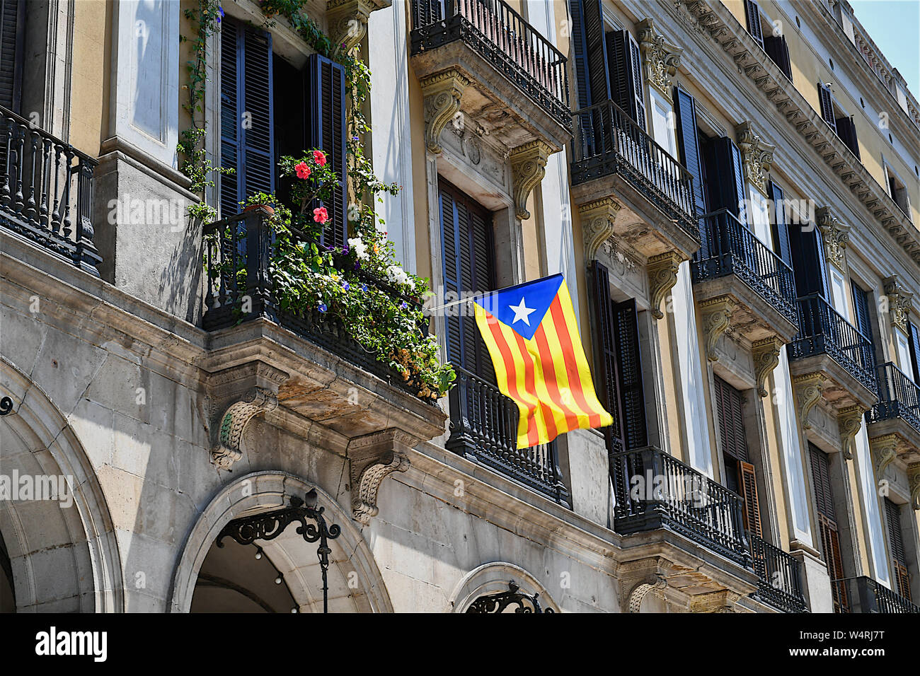 Bandiera della Catalogna battenti fuori Plaça Reial di Barcellona, la Catalogna in Spagna Foto Stock