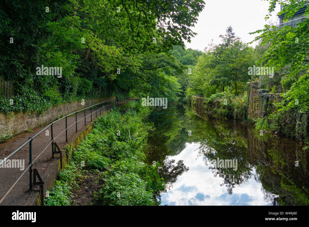 Vista dell'acqua di Leith e il percorso nella zona ovest di Edimburgo, Scozia, Regno Unito Foto Stock