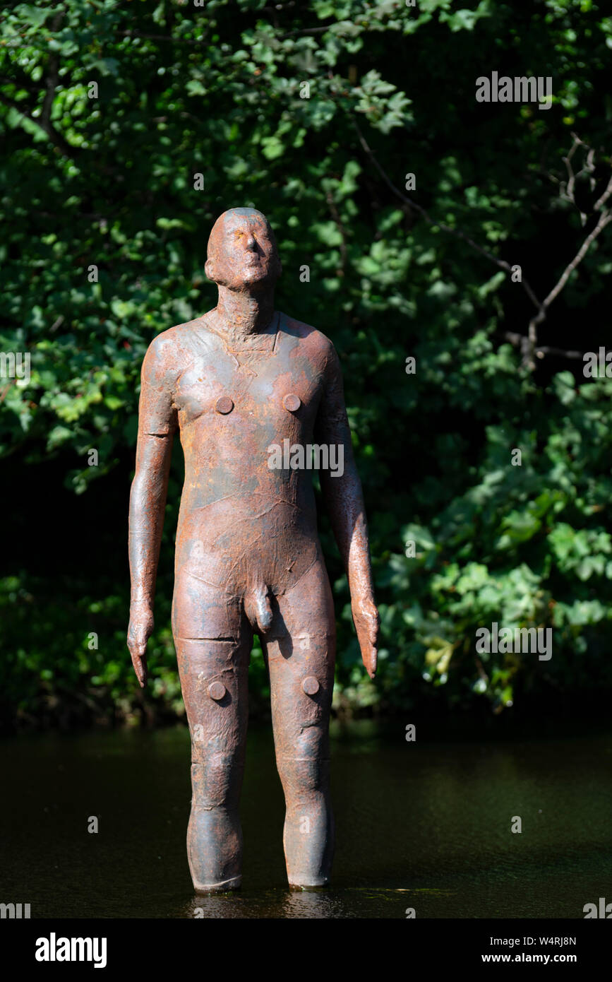 Antony Gormley "6 volte' 'Sky' scultura in acqua di Leith a Edimburgo, Scozia. comprendente sei life-size figure, posizionata tra la t Foto Stock