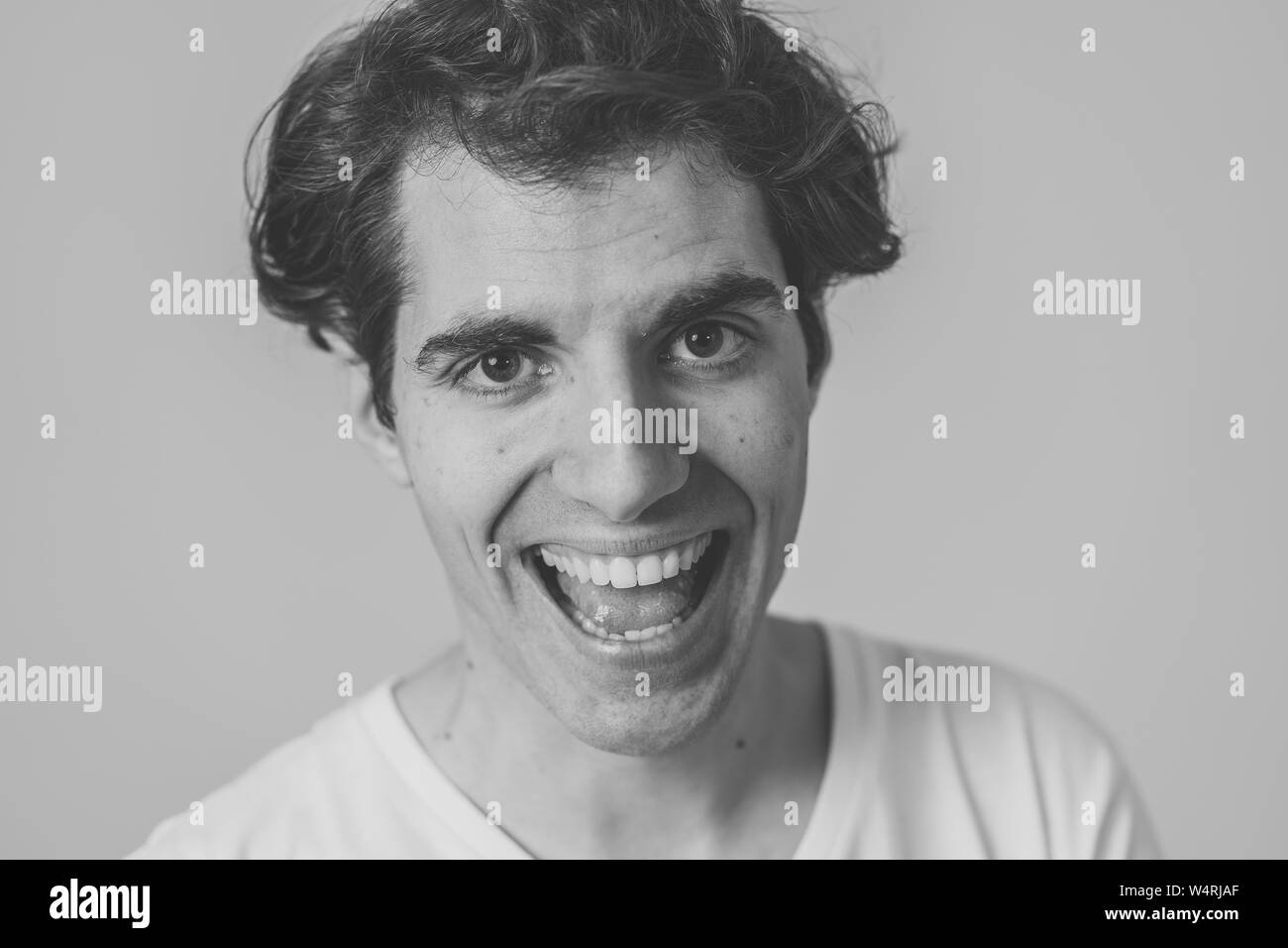 Close up ritratto di felice giovani caucasici uomo latino bianco che indossa la t-shirt. Sorridente sentirsi soddisfatti e fiduciosi. Con copia spazio. Persone, positivo Foto Stock