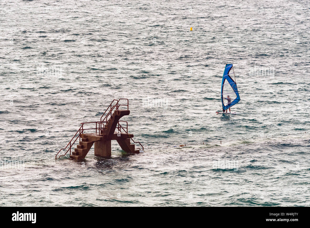 Famosa piscina esterna con la piattaforma di salto e di un windsurf di Saint-Malo, Brittany, Francia Foto Stock