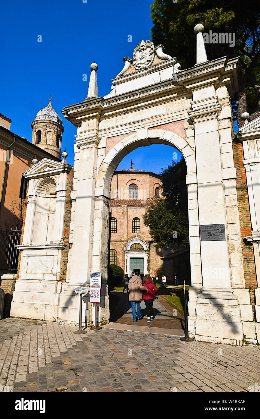 Ravena, Itália - Vista De Fora Do Patrimônio Mundial Da UNESCO Da Basilica  De San Vitale Imagem de Stock - Imagem de vista, romano: 165030117