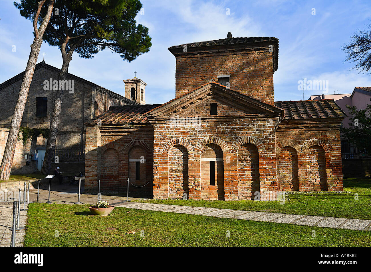Parte anteriore del mattone antico mausoleo edificio, Mausoleo di Galla Placidia, Ravenna, Emilia Romagna, Italia Foto Stock