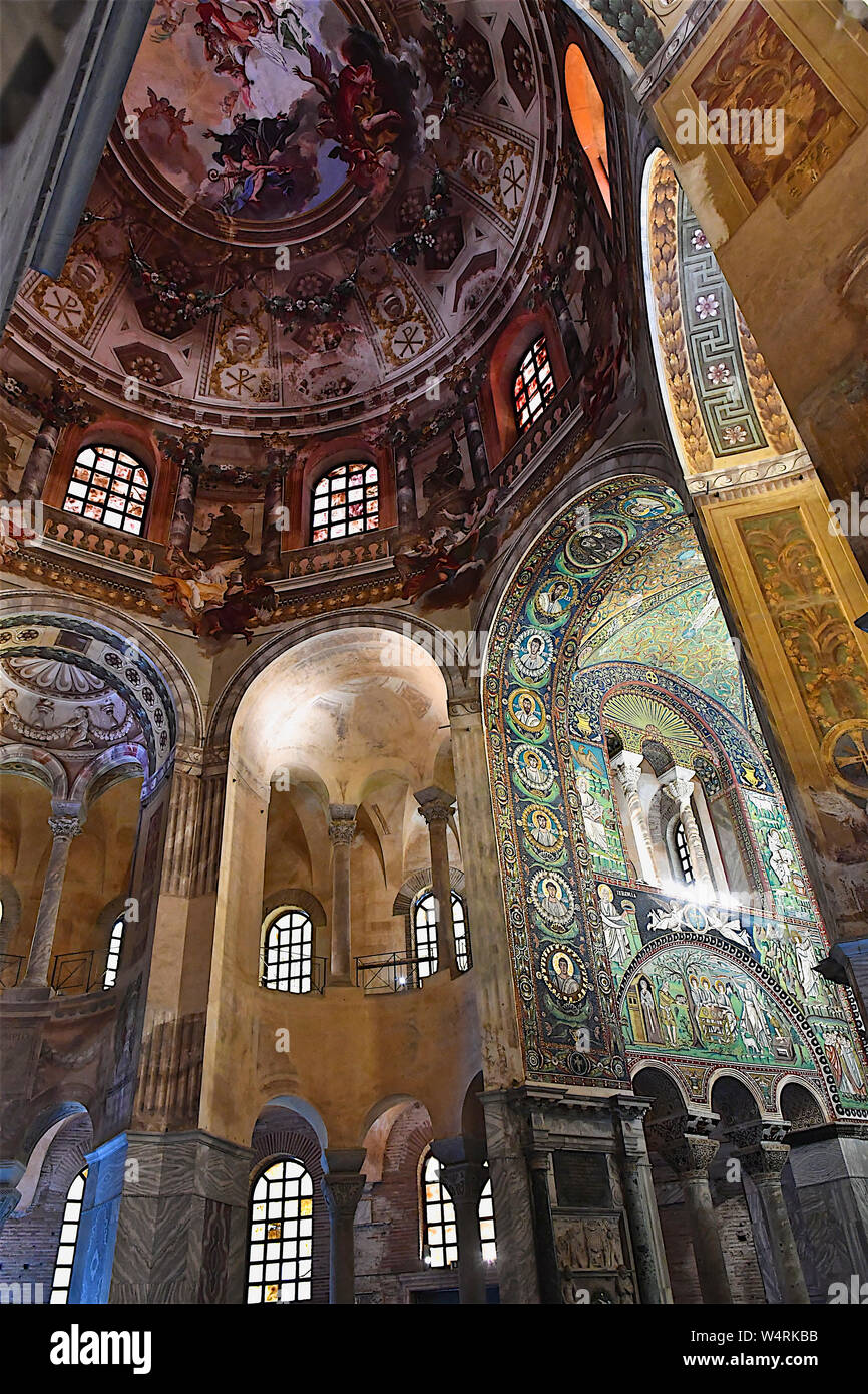 Elaborate la chiesa di dipinti murali nella Basilica di San Vitale, Ravenna, Emilia Romagna, Italia Foto Stock