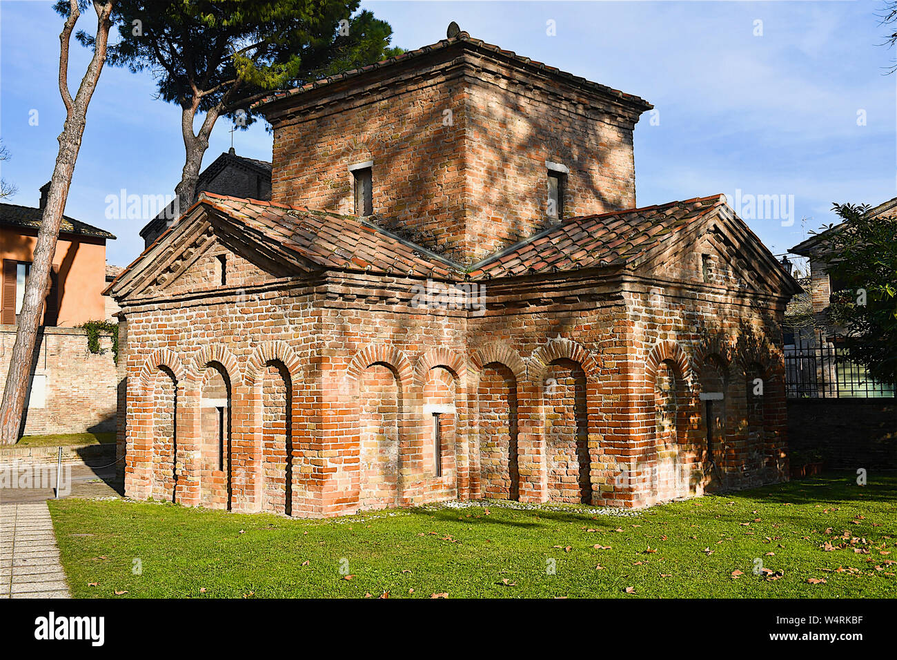 Vista laterale del Mausoleo di Galla Placidia, Ravenna, Emilia Romagna, Italia Foto Stock