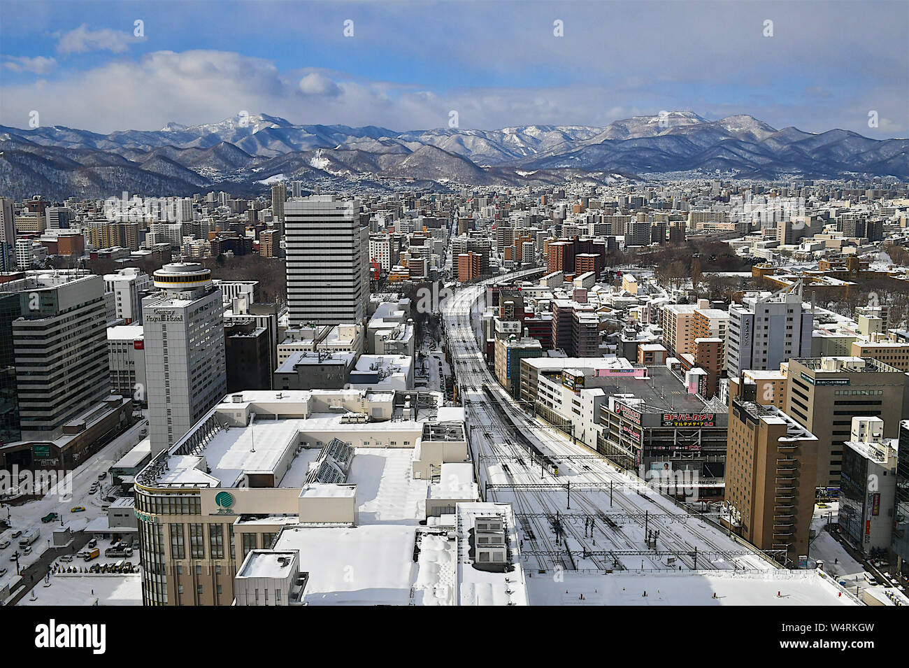 Panorama della città in inverno con la gamma della montagna sull'orizzonte, Sapporo, Hokkaido, Giappone Foto Stock