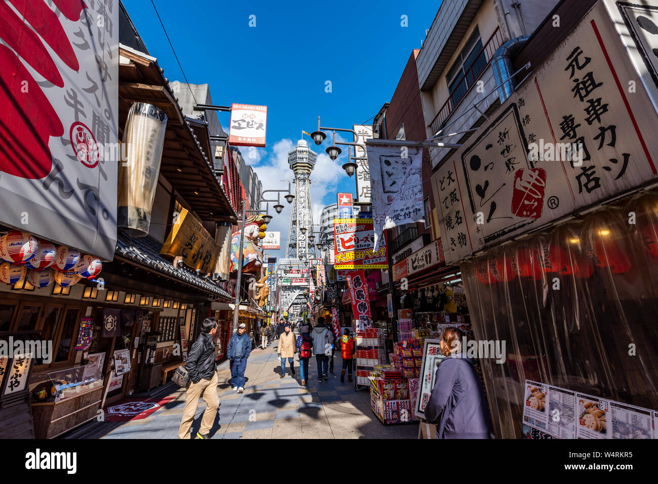 Shinsekai e Tsutenkaku Tower, città di Osaka, Giappone Foto Stock