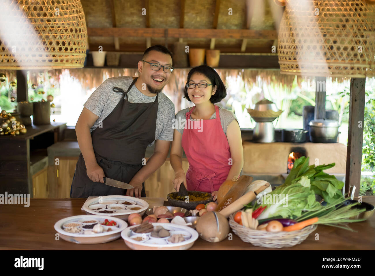 L uomo e la donna la cottura in cucina, Ubud, Bali, Indonesia Foto Stock