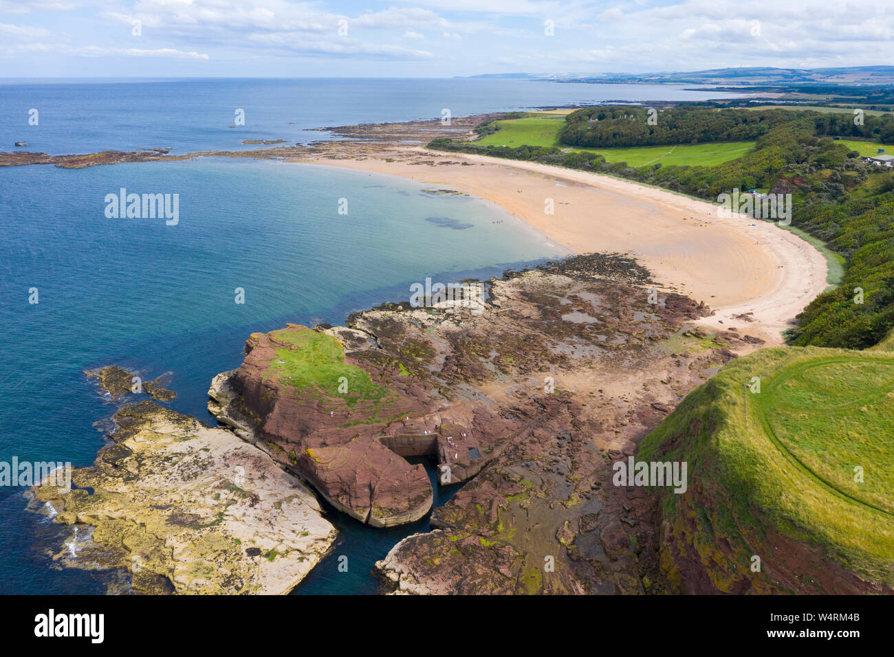 Vista aerea del Seacliff spiaggia e porto di East Lothian, Scozia, Regno Unito Foto Stock