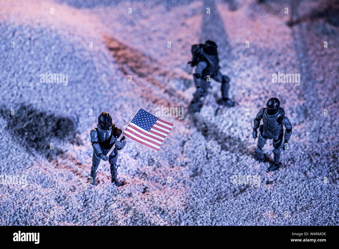 Vista aerea del giocattolo astronauti con bandiera americana sul pianeta cosmico Foto Stock