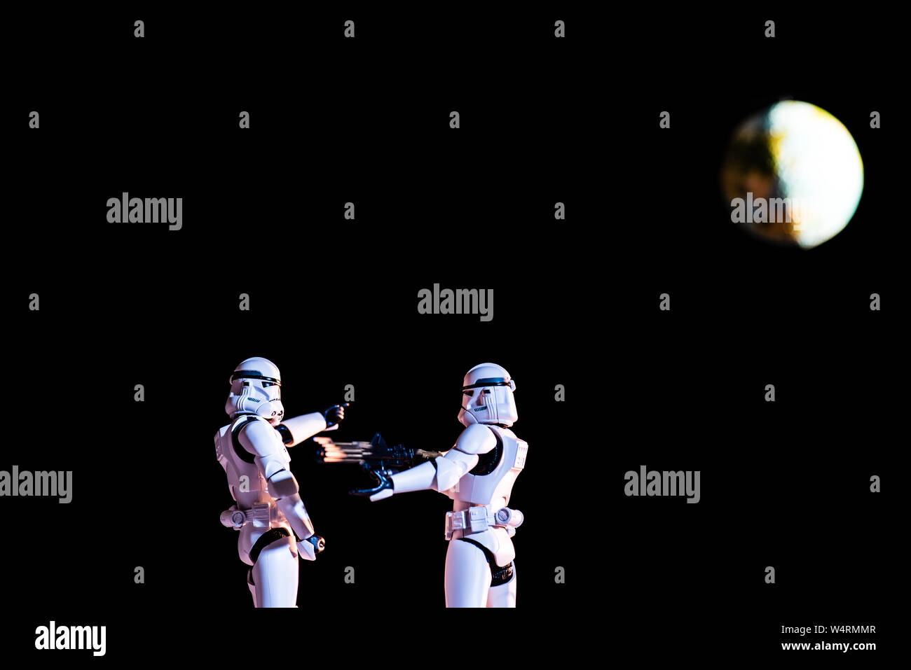 Kiev, Ucraina - 25 Maggio 2019: bianco imperial stormtroopers su sfondo nero con il pianeta Terra Foto Stock