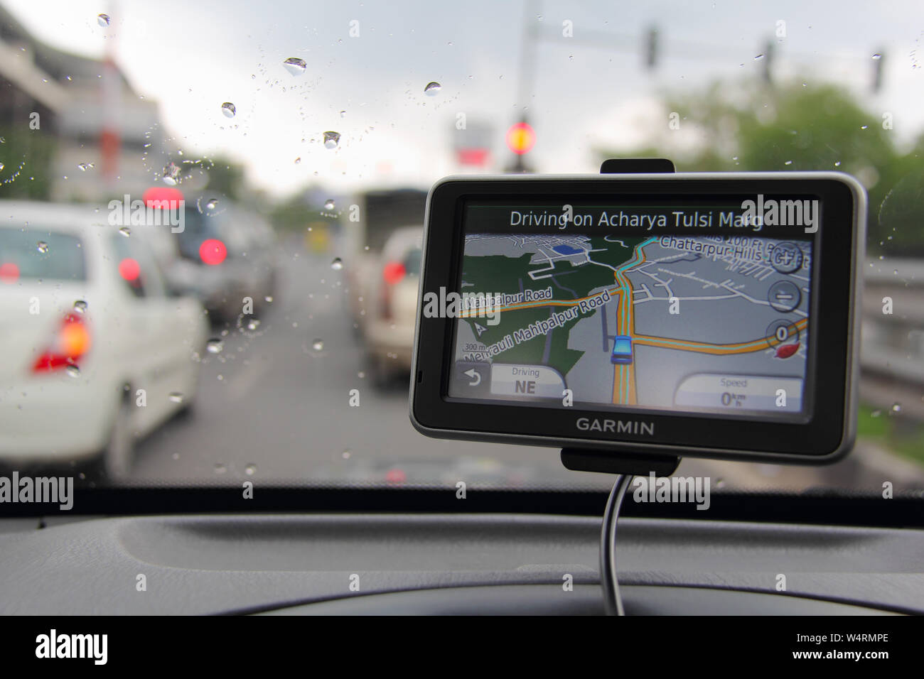 Automotive sistema di navigazione sul cruscotto di automobile, New Delhi, India Foto Stock