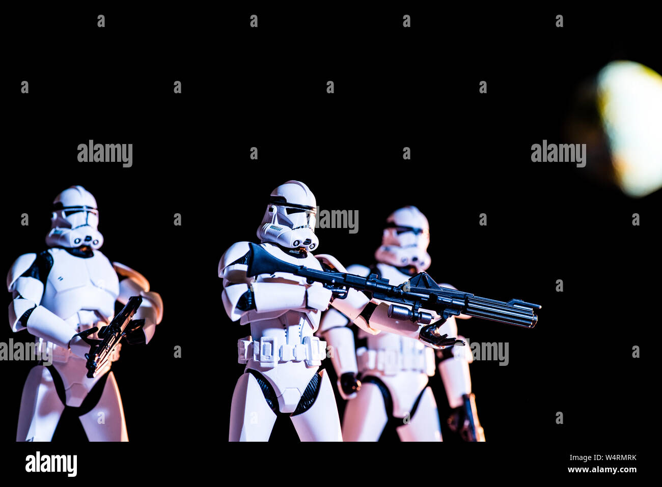 Kiev, Ucraina - 25 Maggio 2019: bianco imperial stormtroopers con pistole su sfondo nero con sfocato il pianeta Terra Foto Stock