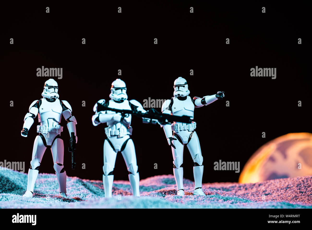 Kiev, Ucraina - 25 Maggio 2019: bianco imperial stormtroopers con arma sul pianeta cosmico isolato su nero Foto Stock