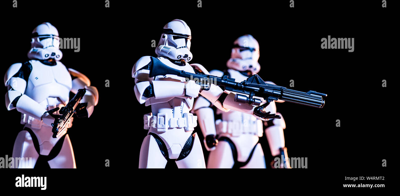 Kiev, Ucraina - 25 Maggio 2019: panoramica di bianco imperial stormtroopers con pistole isolato su nero Foto Stock