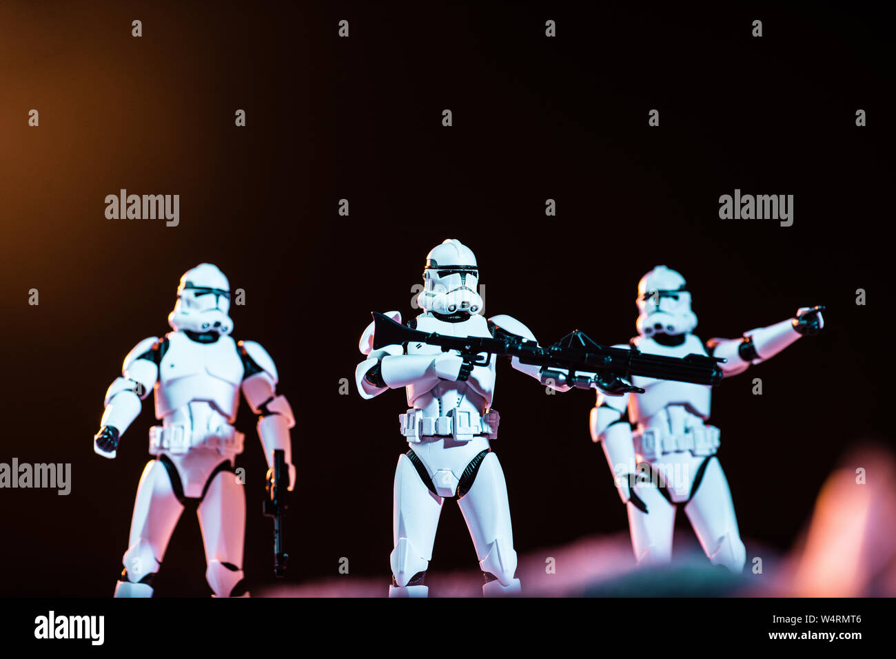 Kiev, Ucraina - 25 Maggio 2019: messa a fuoco selettiva di bianco imperial stormtroopers con pistole sul pianeta cosmico Foto Stock