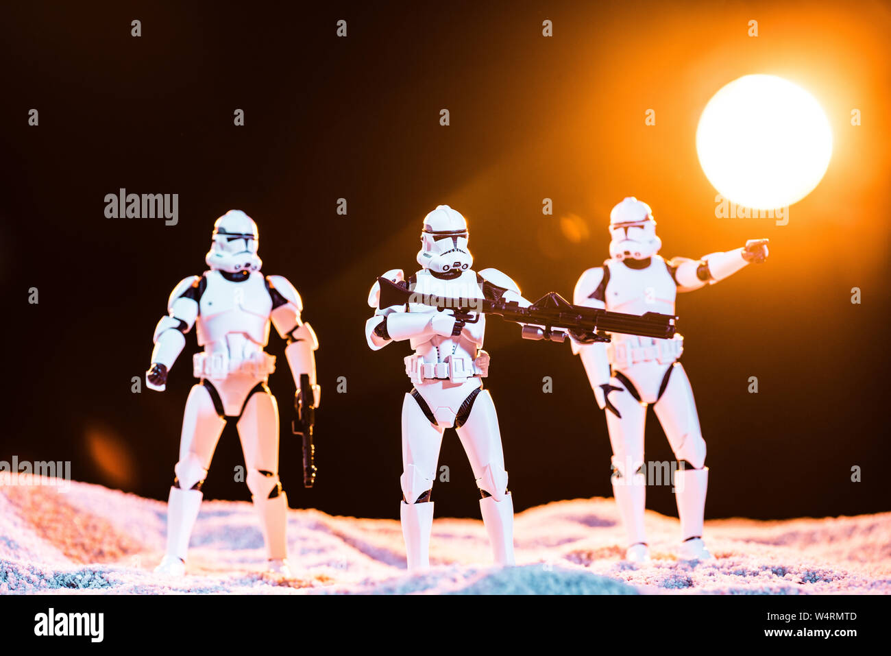 Kiev, Ucraina - 25 Maggio 2019: bianco imperial stormtroopers con pistole sul pianeta cosmico con sun sullo sfondo Foto Stock