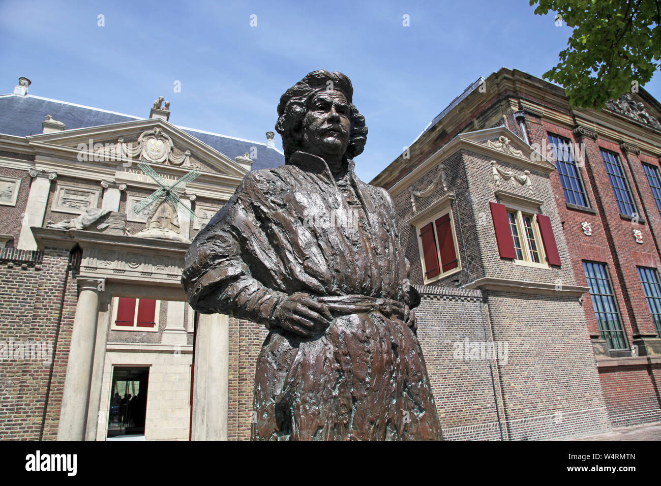 Statua di Rembrandt van Rijn in un camice da pittore di fronte al museo The Lakenhal nella città di Leida, nei Paesi Bassi Foto Stock