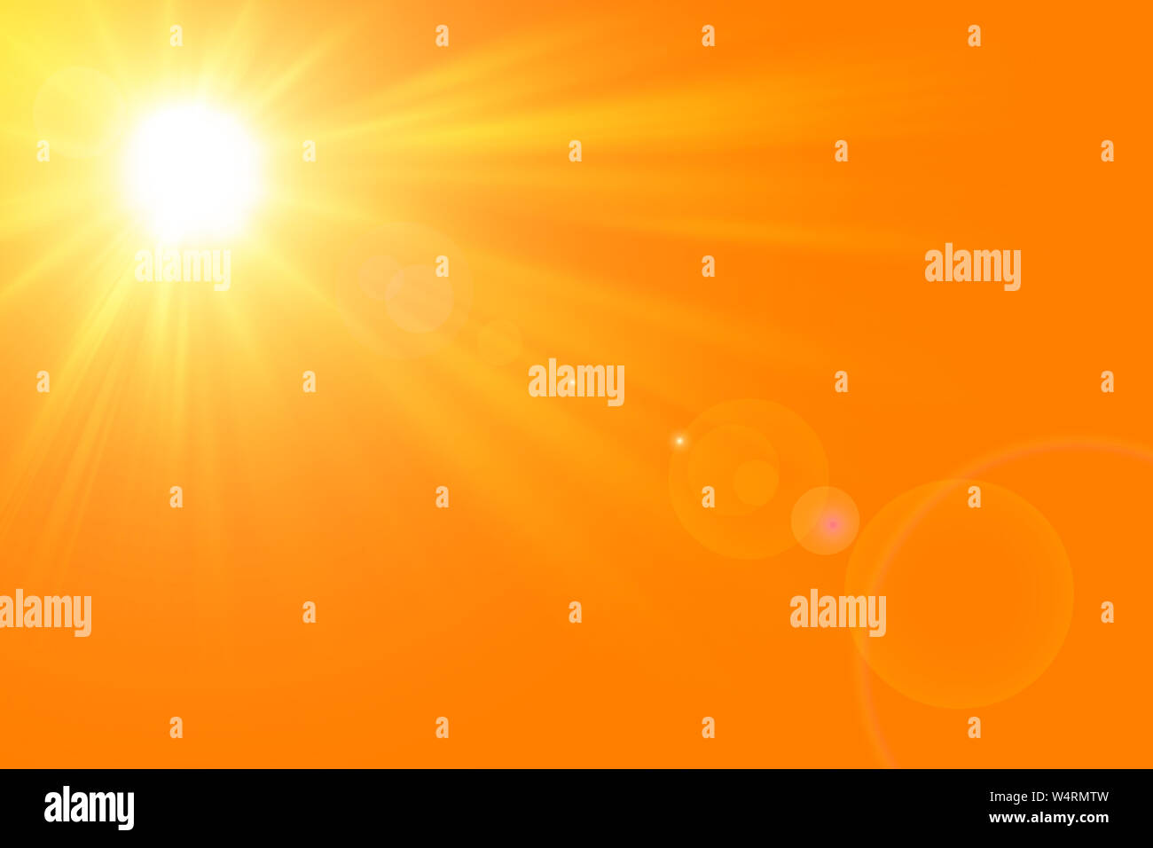 Sunny estate sfondo con il sole luminoso su uno sfondo arancione Foto Stock