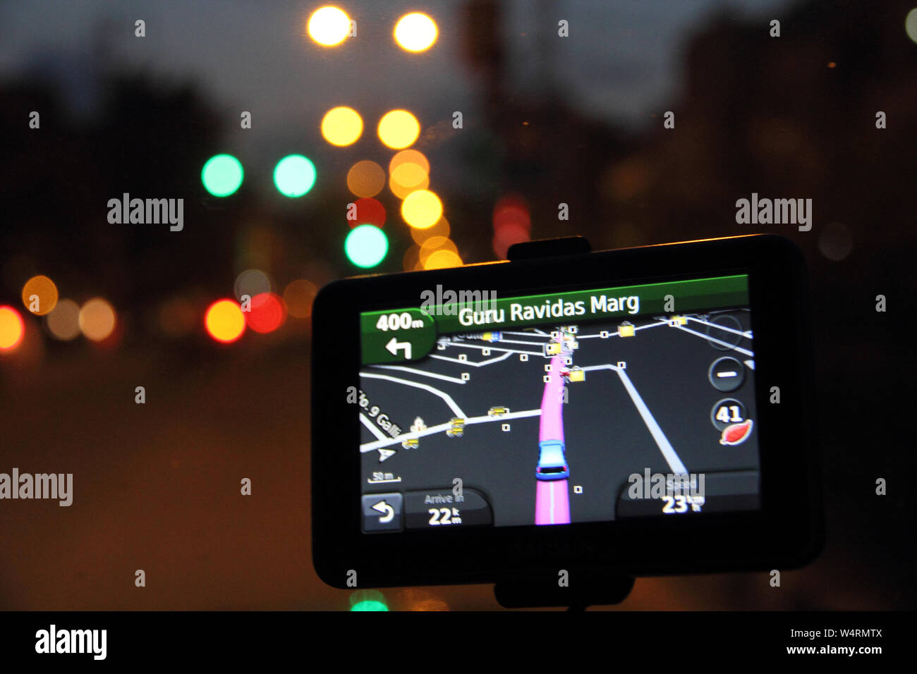 Automotive sistema di navigazione sul cruscotto di automobile, New Delhi, India Foto Stock