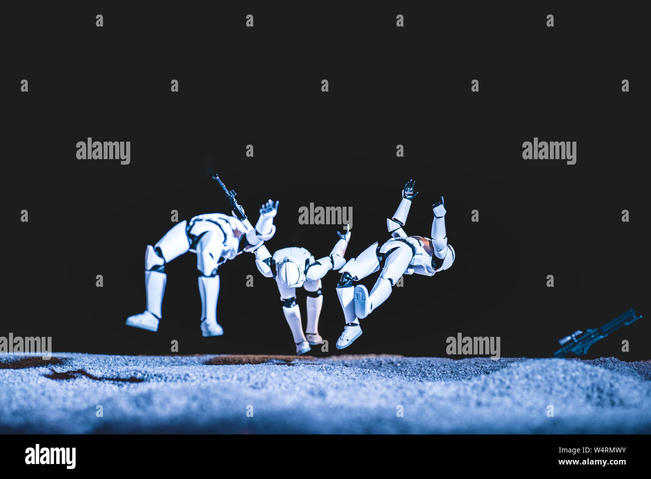 Kiev, Ucraina - 25 Maggio 2019: plastica bianco Imperial Stormtrooper far levitare in spazio isolato su nero Foto Stock