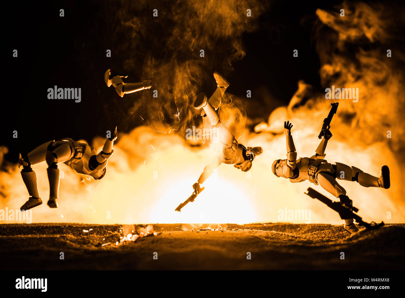 Kiev, Ucraina - 25 Maggio 2019: plastica Imperial Stormtrooper far levitare in aria su sfondo nero con esplosione. Foto Stock