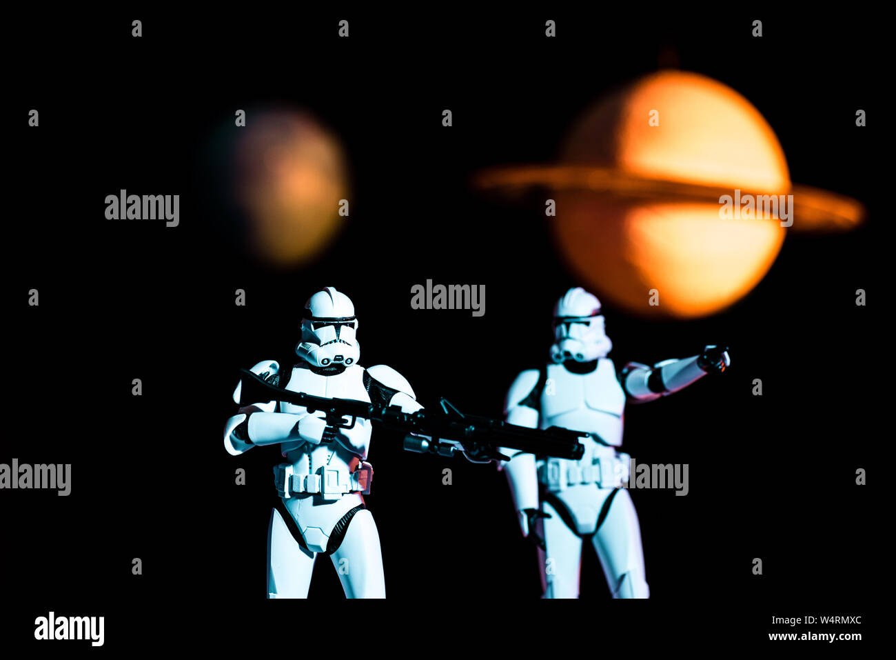 Kiev, Ucraina - 25 Maggio 2019: bianco imperial stormtroopers con pistole e cosmica di pianeti sullo sfondo Foto Stock
