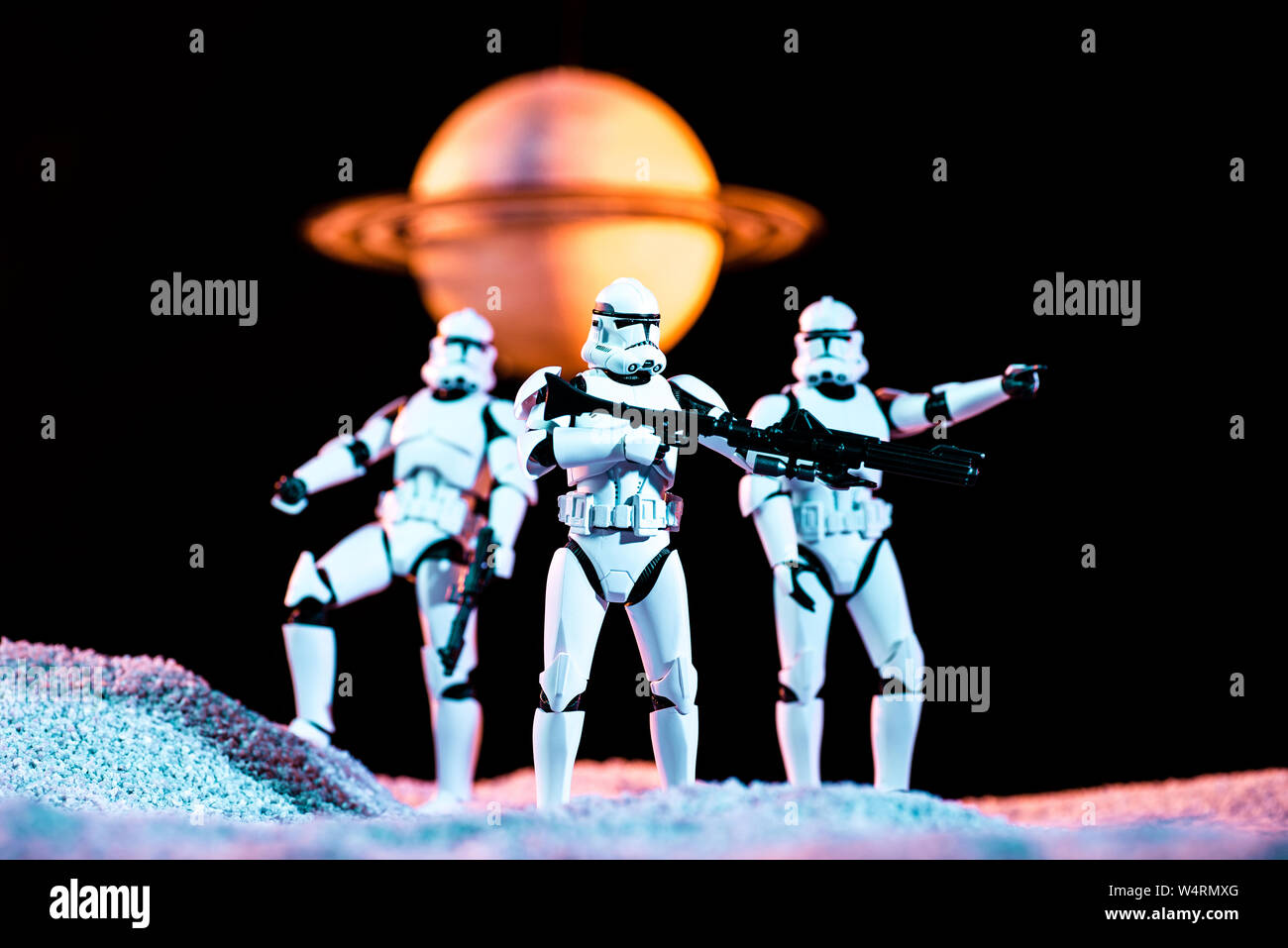 Kiev, Ucraina - 25 Maggio 2019: bianco imperial stormtroopers con pistole sul pianeta cosmico isolato su nero Foto Stock