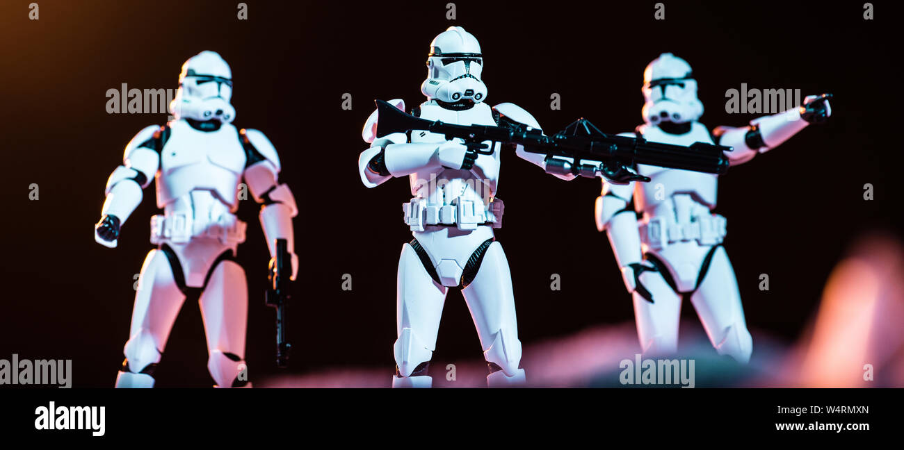 Kiev, Ucraina - 25 Maggio 2019: panoramica di bianco imperial stormtroopers con pistole su sfondo nero Foto Stock