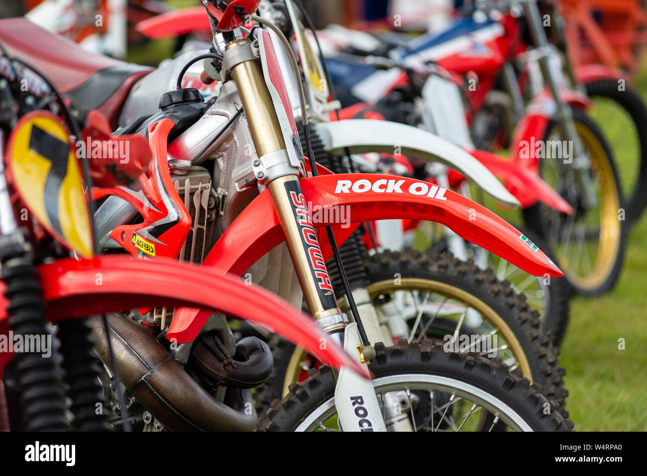 Red trial bike motocicli sul display in estate fete. Foto Stock