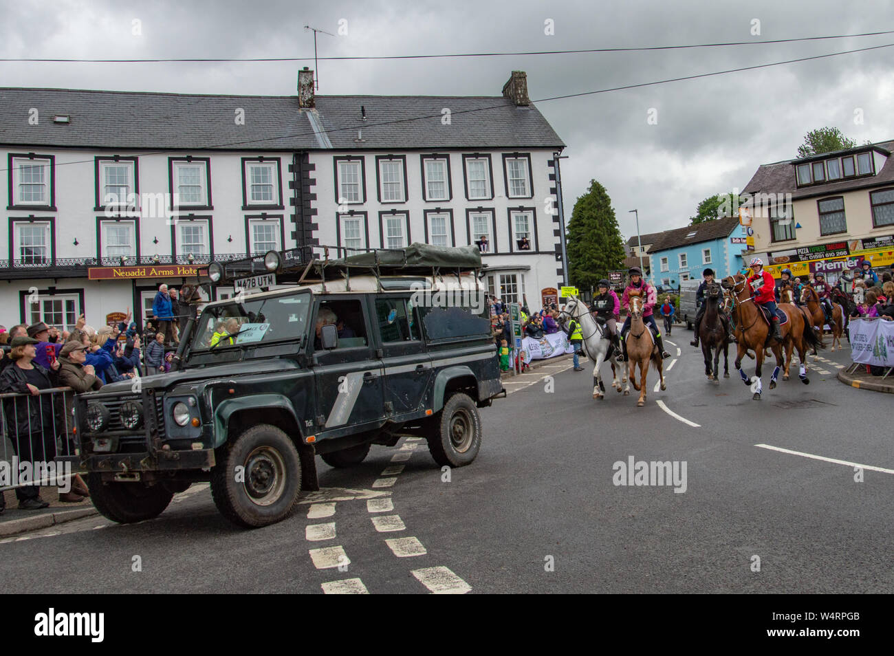 Inizio dell'uomo v cavallo marathon race, Llanwrtyd Wells, Powys, Galles. 2019. Foto Stock