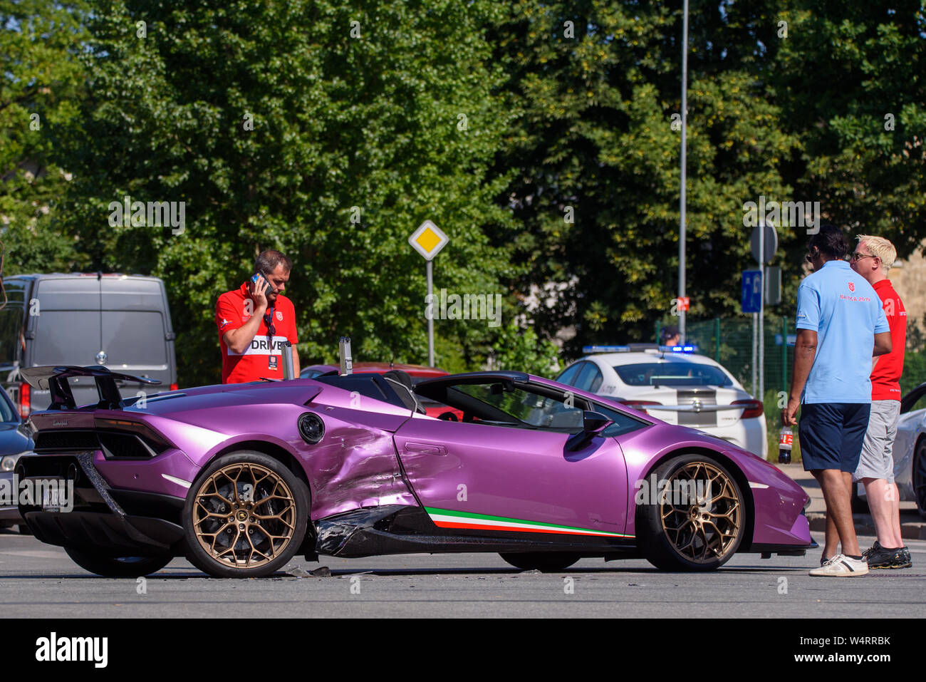 Città di Riga, Lettonia. Xxv Luglio, 2019. Partecipante con Lamborghini auto di Gran Turismo Baltica 2019 evento si blocca nella strada della città di Riga. Credito: Gints Ivuskans/Alamy Live News Foto Stock