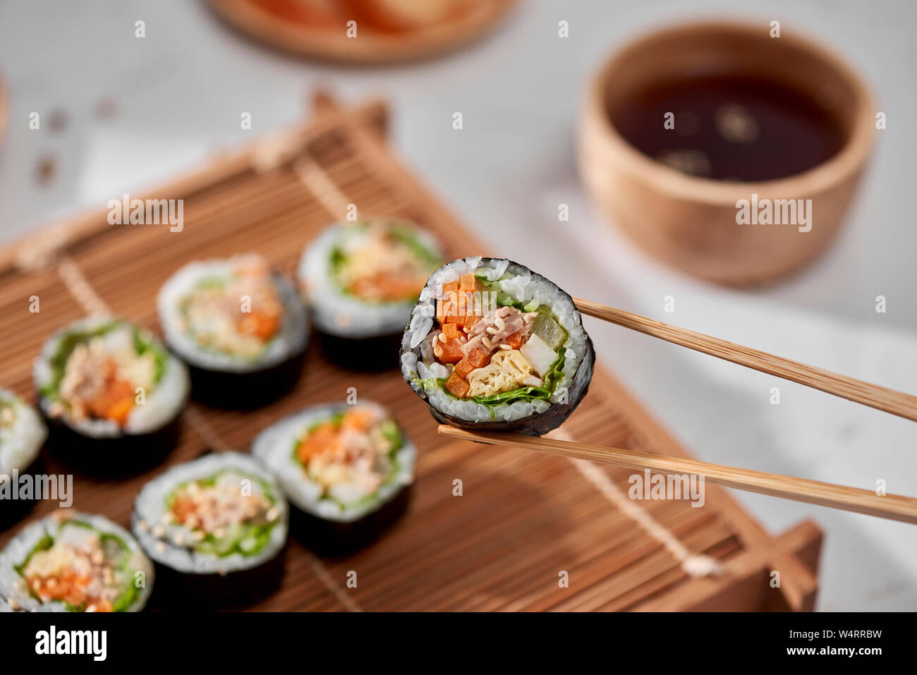 Rullo coreano Gimbap(kimbob) realizzato da il riso bianco cotto a vapore (BAP) e vari altri ingredienti Foto Stock