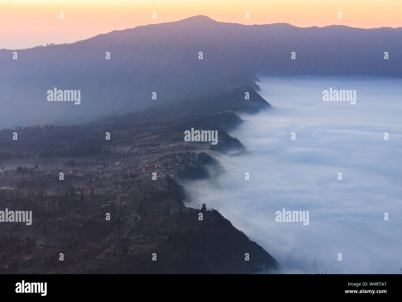 Mattinata nebbiosa inquadratura della zona circostante Gunung Bromo, Java, Indonesia Foto Stock