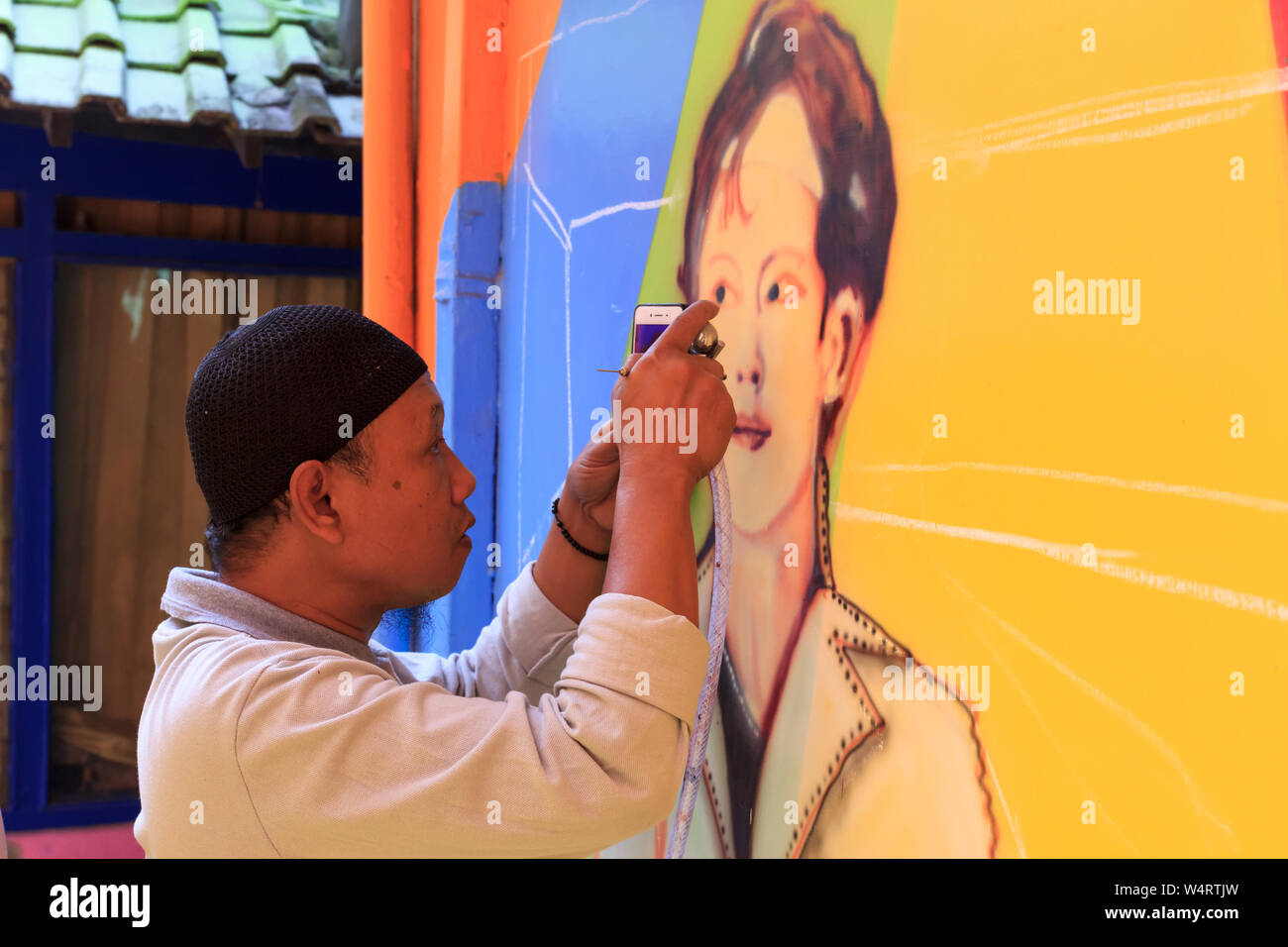 L'artista di strada che lavorano in Kampung Warna Warni Jodipan Malang, Indonesia Foto Stock