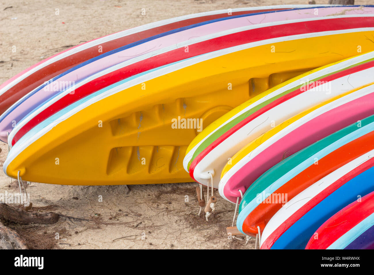 Barche con fatturati sulla spiaggia dell'isola. Foto Stock