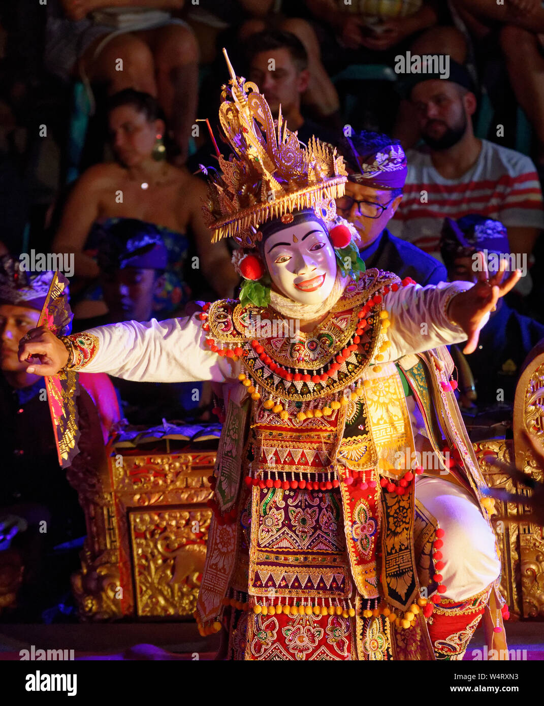 Il tradizionale design Balinese dancer nel spettacolo culturale presso il Royal Palace, Ubud, Bali, Indonesia Foto Stock