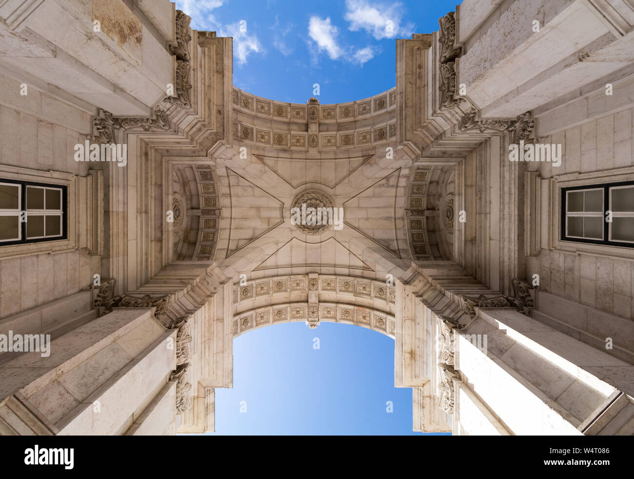 Basso angolo vista di Rua Augusta Arch, Lisbona, Portogallo Foto Stock