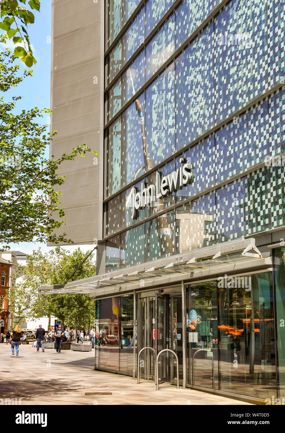 CARDIFF, GALLES - Giugno 2019: segno sulla parte esterna della John Lewis Store in St David's 2 shopping centre in Cardiff Foto Stock