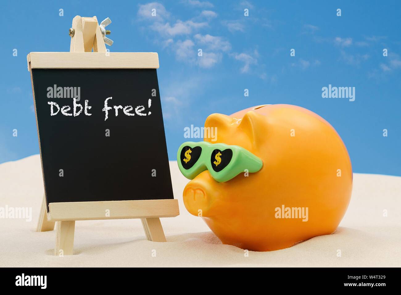 Il successo di un piggybank dando la pianificazione finanziaria consulenza con le parole debito libera scritti su una lavagna. Foto Stock