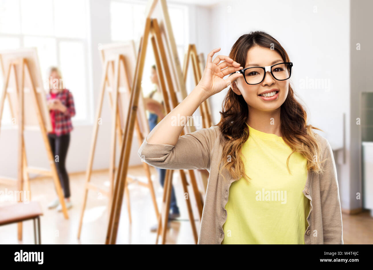 Felice donna asiatica in bicchieri o studente Foto Stock