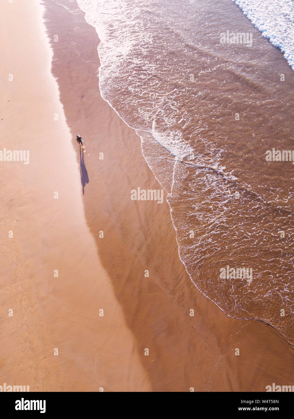 Vista aerea di un uomo a camminare lungo la spiaggia di tredicesima, Victoria, Australia Foto Stock