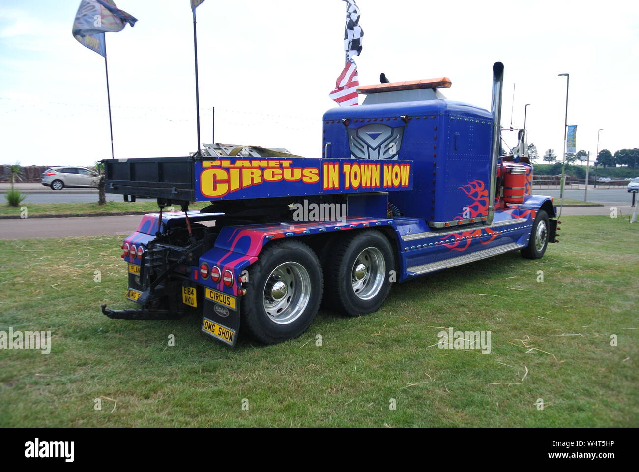 Planet Circus autocarro nei colori del trasformatore Optimus Prime a Torre Abbey, Torquay, Devon, Inghilterra, Regno Unito. Foto Stock