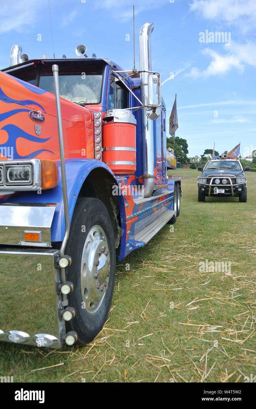 Planet Circus autocarro nei colori del trasformatore Autobot Optimus Prime, con Decepticon Barricata, a Torre Abbey, Torquay, Devon, Inghilterra, Regno Unito. Foto Stock