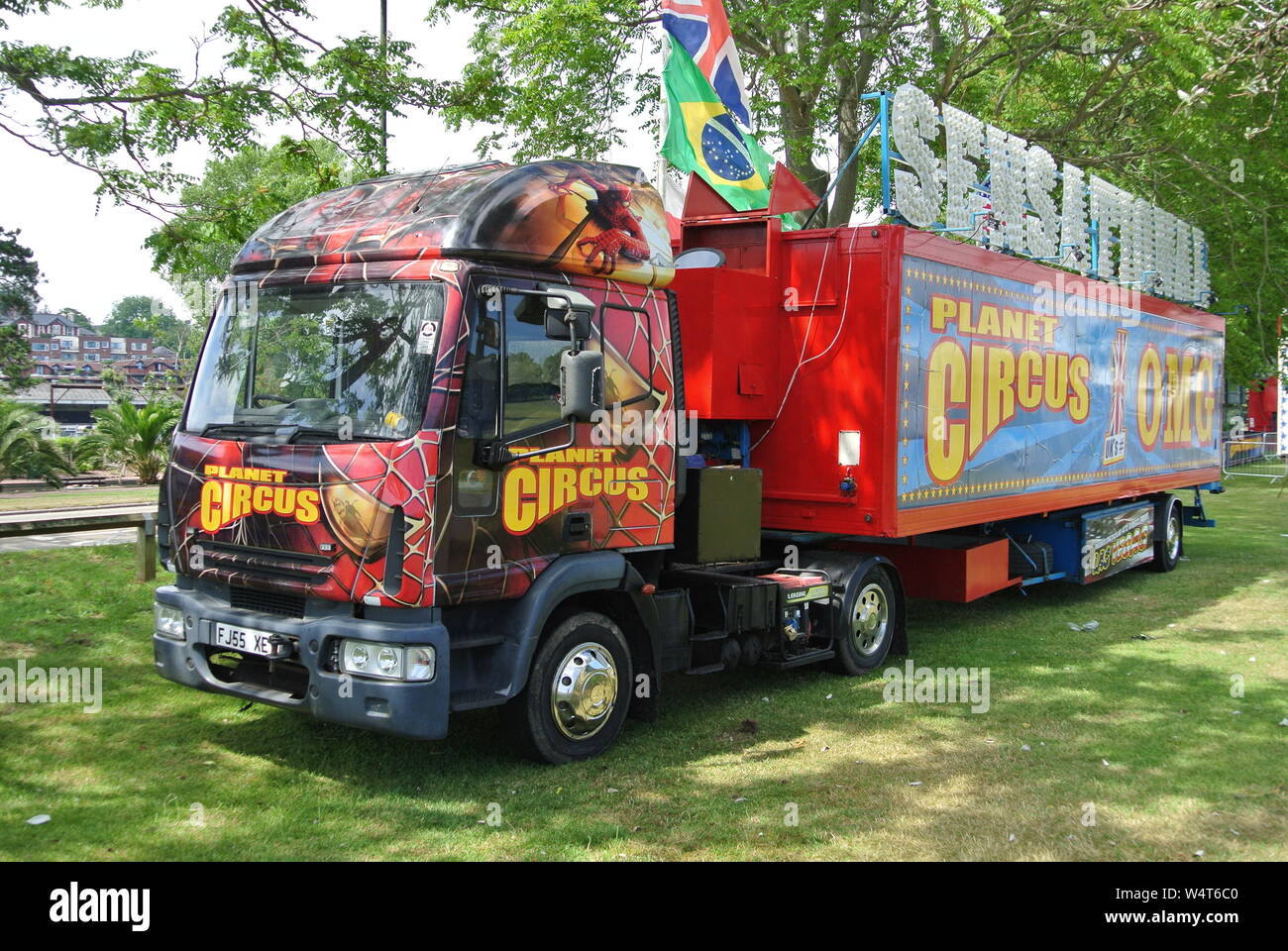 Planet Circus Ford Iveco autocarro parcheggiato fino a Torre Abbey, Torquay, Devon, Inghilterra. Regno Unito. Foto Stock