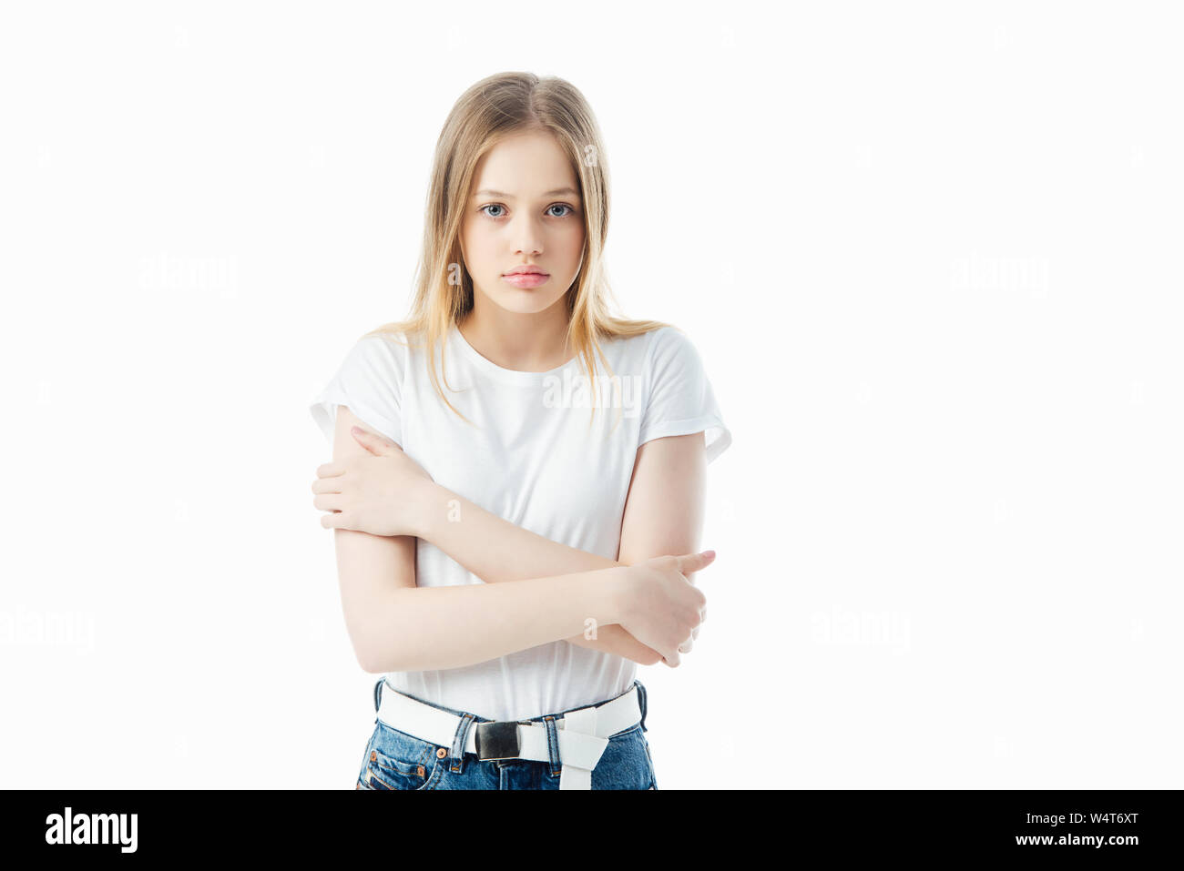 Triste ragazza adolescente congelati fino isolato su bianco Foto Stock