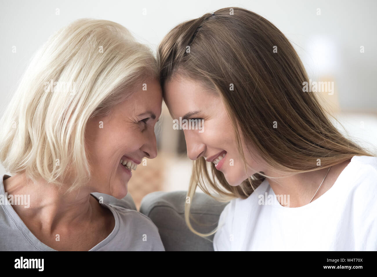 Felice madre e figlia di ridere divertirsi insieme a casa Foto Stock