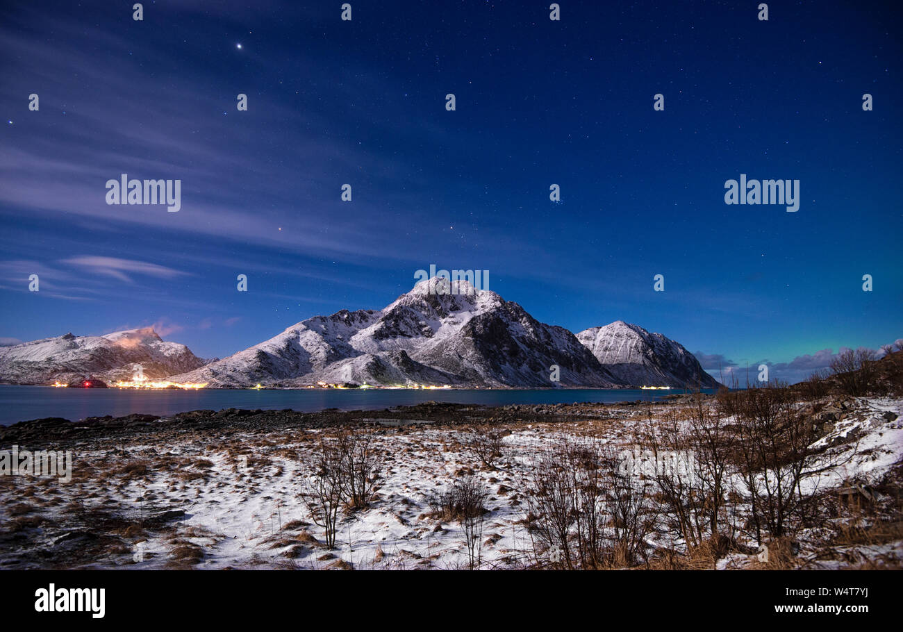 Luci del Nord la produzione di birra, Lofoten, Nordland, Norvegia Foto Stock
